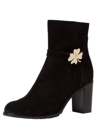 Schwarze Wildleder-Stiefelette mit glatter Oberfläche, ausgestattet mit einem niedrigen Blockabsatz und einem goldenen Kleeblatt-Akzent an einem Riemendetail.