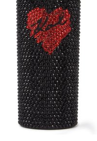 Contenedor cilíndrico negro cubierto de pequeños cristales negros, con un diseño de corazón rojo y la palabra "Amor" en negro.
