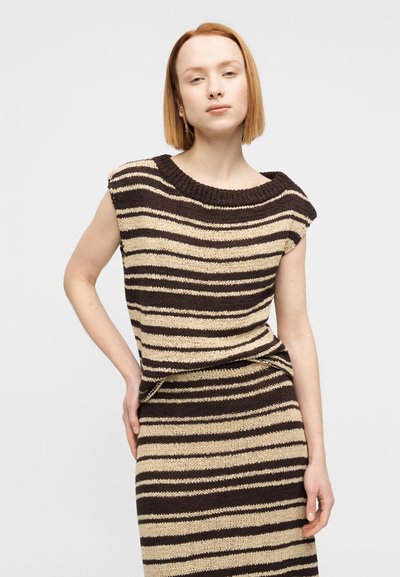 Πλεκτό φόρεμα με ευρύ, σκοτεινό ριμπ ύφασμα στο λαιμό. Διαθέτει οριζόντιες ρίγες σε καφέ και μπεζ. Κομψή, εφαρμοστή σιλουέτα. Μαλακή υφή. Κοντά μανίκια.