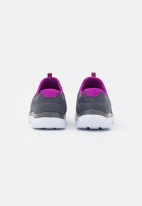 Skechers Wide Fit SUMMITS - Sapatilhas - charcoal/purple