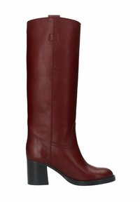 Botte en cuir bordeaux montant au genou, avec un embout carré, un talon bloc et des coutures discrètes. Texture lisse avec un design minimaliste.