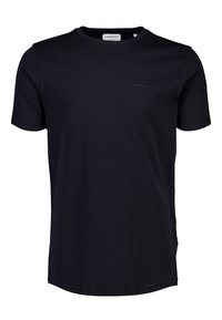 Zwarte t-shirt met korte mouwen, gemaakt van katoen. Heeft een ronde hals en een subtiele logo op de voorkant. Eenvoudig ontwerp zonder patronen of accenten.