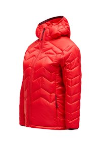 Rote Daunenjacke mit einem Chevron-Steppmuster, Reißverschluss vorne und Kapuze. Verfügt über schwarze Reißverschlussdetails und eine glatte, glänzende Textur.