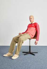 adidas Originals ADICOLOR 70S - Hosszú ujjú felső - better scarlet