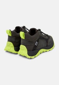 Czarno-szare buty sportowe z teksturowaną cholewką, jasgreenymi akcentami na pięcie i podeszwie oraz designem bieżnika podeszwy.