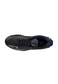 Svart idrottssko med en strukturerad ovandel, marinblå foder, gula detaljer, platta snören och en distinkt vit logotyp på sidan.