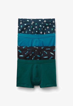 Conjunto de cuatro boxers lisos y con estampados; los colores incluyen verde azulado, azul oscuro, negro con patines, y verde oscuro. Tejido de algodón suave y elástico.