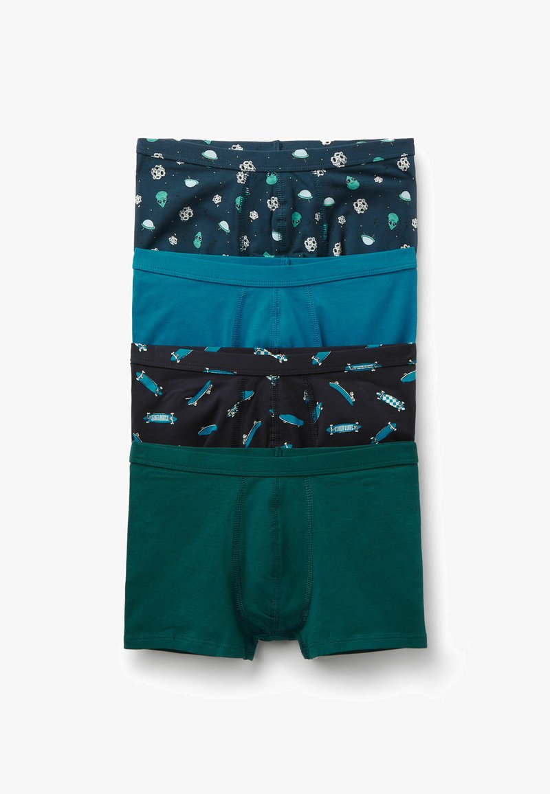 Conjunto de cuatro boxers lisos y con estampados; los colores incluyen verde azulado, azul oscuro, negro con patines, y verde oscuro. Tejido de algodón suave y elástico.