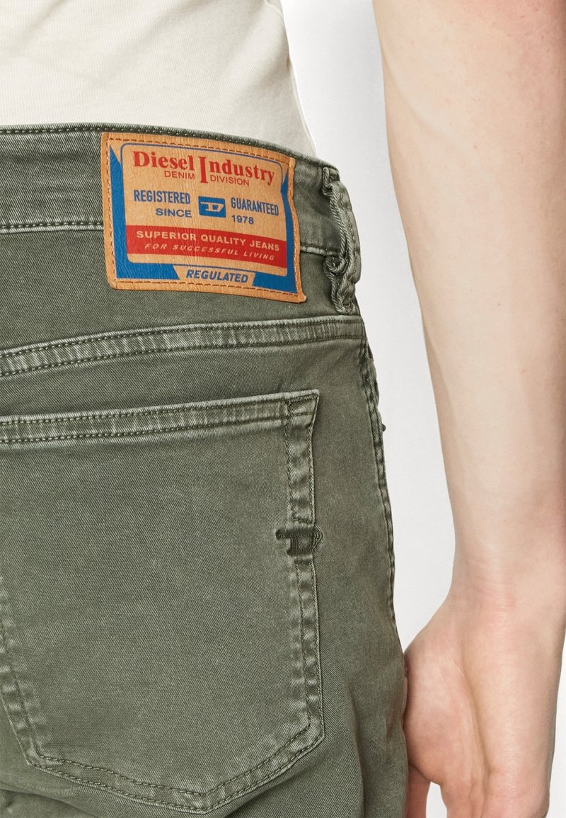Pantalon Diesel P-Empire Vert Foncé - Neuf Avec étiquettes - Coupe Homme Décontractée