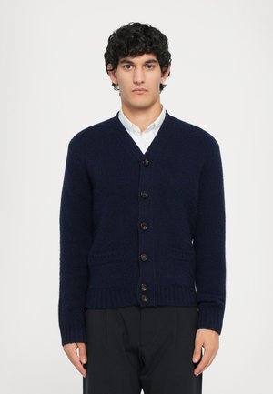 Marineblauer Cardigan aus strukturiertem Strickmaterial mit V-Ausschnitt, sechs Knöpfen, gerippten Bündchen und zwei vorderen Taschen.