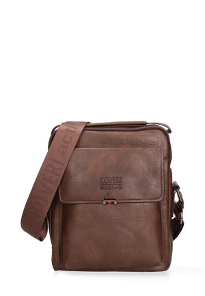 Sac bandoulière marron en cuir synthétique avec poche avant à rabat, fermeture zippée sur le dessus et sangle réglable embossée du logo « COVERI active ».
