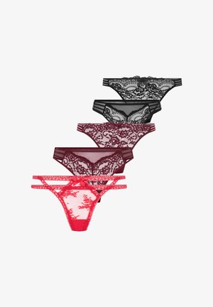 Zestaw pięciu koronkowych stringów w kolorach czarnym, czerwonym i burgundowym. Charakteryzują się kwiatowymi wzorami, przezroczystym materiałem oraz warstwowymi paseczkami z kokardkami.