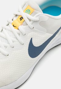Nike Performance NIKE REVOLUTION 6 (GS) - Løpesko for vei - summit white/diffused blue/light bone/blue lightning