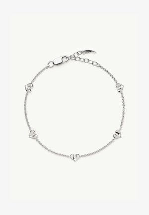 Nežen srebrn zapestni trak z petimi majhnimi obeski v obliki srca in zaponko v obliki raka na preprostem belem ozadju.