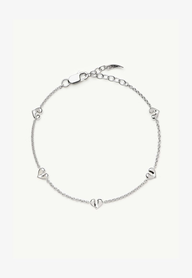 Λεπτό ασημένιο βραχιόλι με αλυσίδα, με πέντε μικρά γοητευτικά καρδιόσχημα μοτίφ και κλείσιμο με τσιμπιδάκι, σε απλό λευκό φόντο.