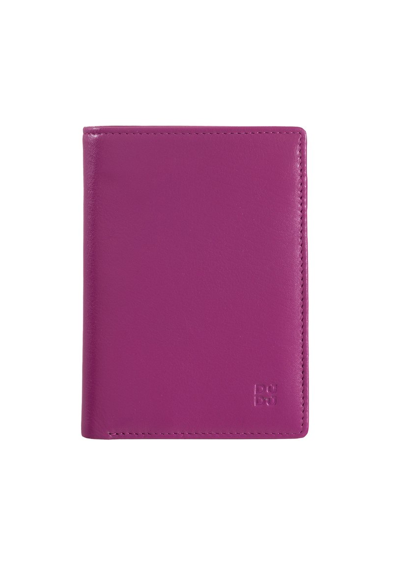 Portafoglio in pelle fucsia con una texture liscia, forma rettangolare slim e logo impresso nell'angolo in basso a destra. Dettagli di cucitura semplici.