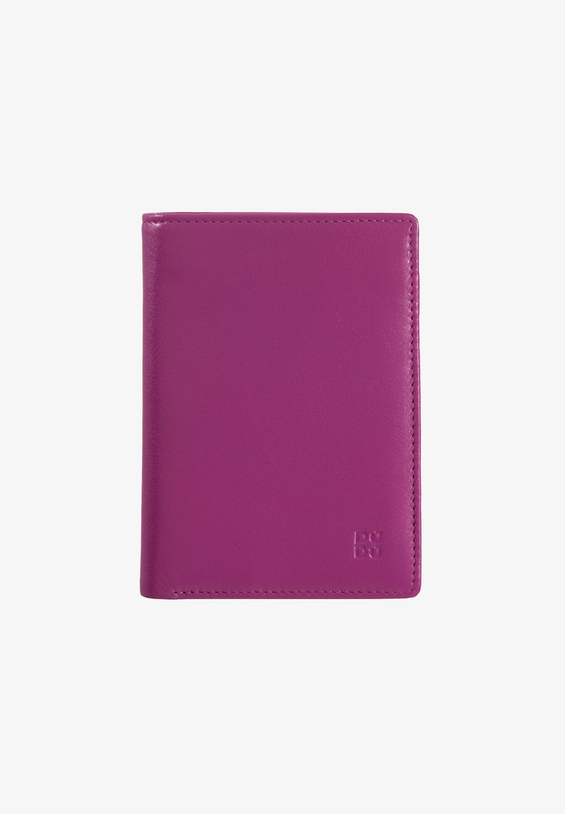 Fuchsia Lederbrieftasche mit glatter Textur, schlankem rechteckigem Design und geprägtem Logo in der unteren rechten Ecke. Einfache Steppnähte.