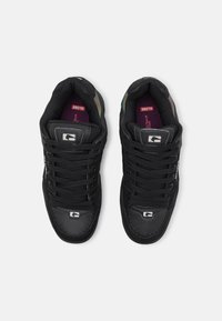 Globe TILT - Sapatilhas de skate - black/oil