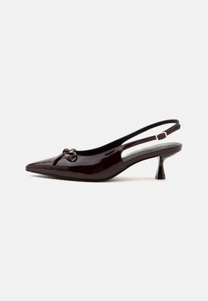 Dunkelbrauner Slingback-Schuh aus Lackleder mit spitzer Kappe, kleinem Knoten-Detail vorne und niedrigem Kittenabsatz mit Schnallenriemen.