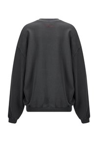 Černá oversized mikina vyrobená z měkké bavlny, s žebrovaným kulatým výstřihem a manžetami, s jemnou červenou výšivkou na horní části zad.