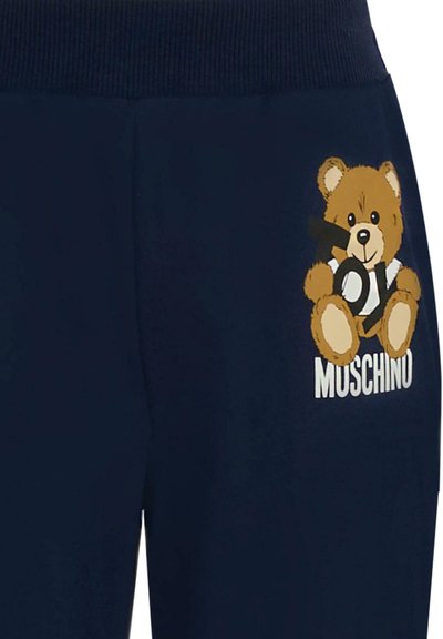 Marineblauwe trainingsbroek met een teddybeerafbeelding en 'Toy Moschino' tekst, voorzien van een geribde tailleband en een soepele stof. 