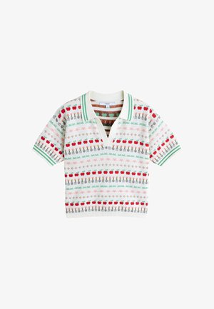 Hvid strikket polotrøje med korte ærmer og grønne striber på krave og manchetter, med røde æbler og haveredskaber i vandrette rækker.