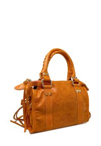 Skórzana torebka w kolorze pomarańczowym, z plecionymi uchwytami, złotymi elementami metalowymi i dekoracyjnymi frędzlami. Kompaktowy design z zamkiem błyskawicznym.