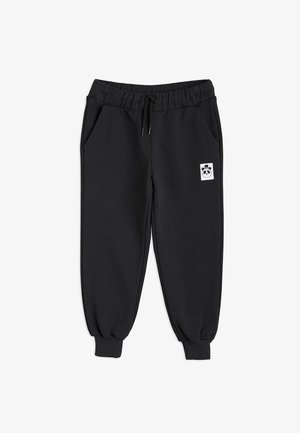 Pantaloni tuta neri realizzati in tessuto misto cotone. Presentano un elastico in vita con cordino, tasche laterali e un logo panda sulla coscia sinistra.