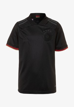 Camiseta de fútbol negra con un tejido texturizado, que presenta un cuello en V, tres rayas grises en los hombros y acentos rojos y amarillos en las mangas.