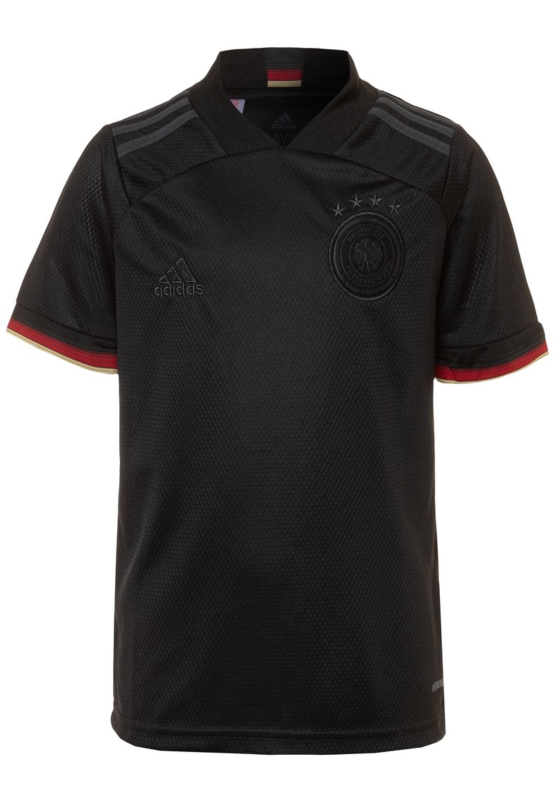 Camiseta de fútbol negra con un tejido texturizado, que presenta un cuello en V, tres rayas grises en los hombros y acentos rojos y amarillos en las mangas.