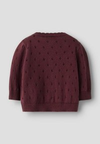 Vyniotinis bordo spalvos megztinis su apvalia iškirpte, trumpomis rankovėmis ir visame audinyje matomu rombo formos tekstūriniu raštu. Dizainą užbaigia riboti rankogaliai ir apačia.