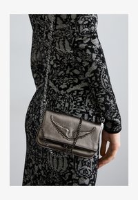 Unselected, black metalic