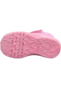 Różowa podeszwa buta z teksturowanymi, kroplowymi wzorami i błyszczącym wykończeniem, z nazwą marki "superfit" wytłoczoną w pobliżu pięty.