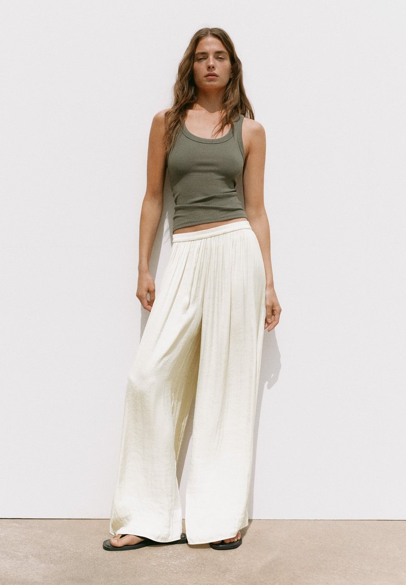 PULL&BEAR WIDE-LEG SATIN - TROUSERS - Pantalon classique - white