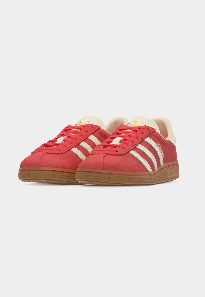 adidas Originals MUENCHEN - Tenisky - semi flash red/off white