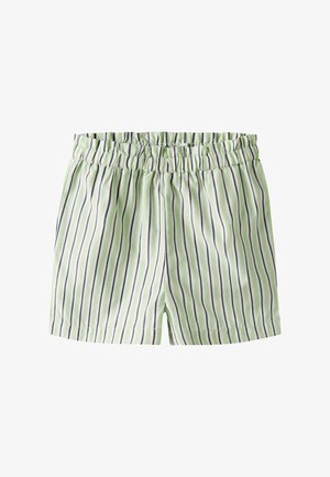 Lysegrønne shorts med lodrette sorte og hvide striber samt elastisk indsamlet talje.