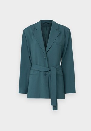 Turkusowa marynarka z paskiem, wykonana z gładkiego materiału, z klapami w kształcie notcha, dwiema guzikami i pojedynczą kieszenią na piersi. Dopasowany krój z długimi rękawami.