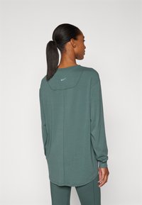 Nike Performance ONE RELAXED - Hosszú ujjú felső - vintage green/black