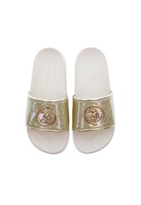 Sandali slide dorati con una finitura lucida, caratterizzati da un accentuato logo rotondo sulla cinghia e una suola morbida di colore chiaro.