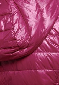 Puchowa kurtka z błyszczącego materia�łu w kolorze magenta z przeszyciami w formie pikowania, charakteryzująca się okrągłym kołnierzem i bezszwowymi wykończeniami dla gładkiego efektu.