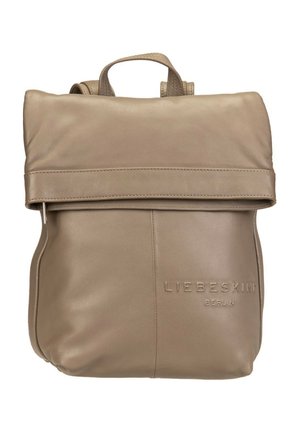 Sac à dos en cuir taupe avec rabat supérieur plié, logo embossé "Liebeskind Berlin" et poignée courte sur fond blanc.