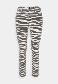 Jeans con estampado de cebra en blanco y negro, que presentan un diseño ajustado, textura de denim, estilo de cinco bolsillos y cierre frontal con botón.