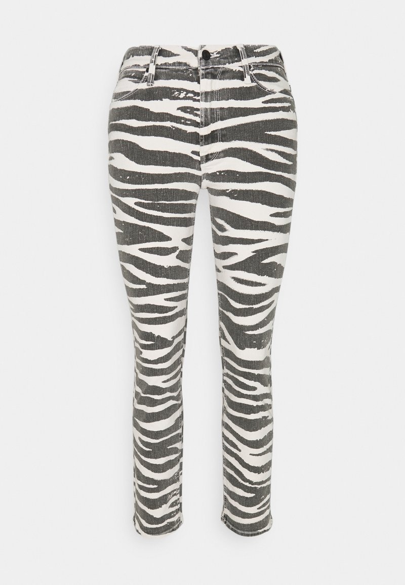 Jeans con estampado de cebra en blanco y negro, que presentan un diseño ajustado, textura de denim, estilo de cinco bolsillos y cierre frontal con botón.