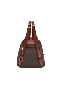 Sac à dos en nylon marron avec des accents en cuir marron, des bretelles réglables et une poche frontale zippée. Présente un design épuré et angulaire.