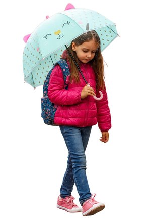 Helle blaue Regenschirm mit Katzenmerkmalen und goldenen Punkten, getragen von einem Kind in einer pinken Daunenjacke, blauen Jeans und pinken Turnschuhen.