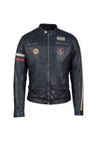 Blauwe leren motorjack met geribde schouders, decoratieve patches, rode en witte strepenaccenten op de mouwen en twee ritsen.
