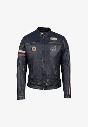 Blauwe leren motorjack met geribde schouders, decoratieve patches, rode en witte strepenaccenten op de mouwen en twee ritsen.