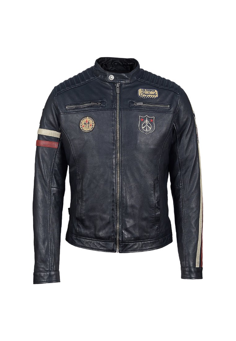 Blauwe leren motorjack met geribde schouders, decoratieve patches, rode en witte strepenaccenten op de mouwen en twee ritsen.