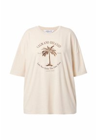 Välj en ledig passform, beige t-shirt av mjukt material. Har en framsidesgrafik med en palm och texten "CALM AND RELAXED" i brunt. Korta ärmar.