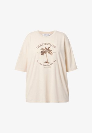 T-shirt beige con vestibilità loose, realizzata in materiale morbido. Presenta una grafica frontale con palma e la scritta "CALM AND RELAXED" in marrone. Maniche corte.